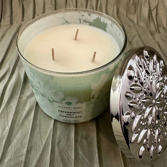 Bath & Body Works Peppermint Hot Chocolate Candle - Picture 4 of 5